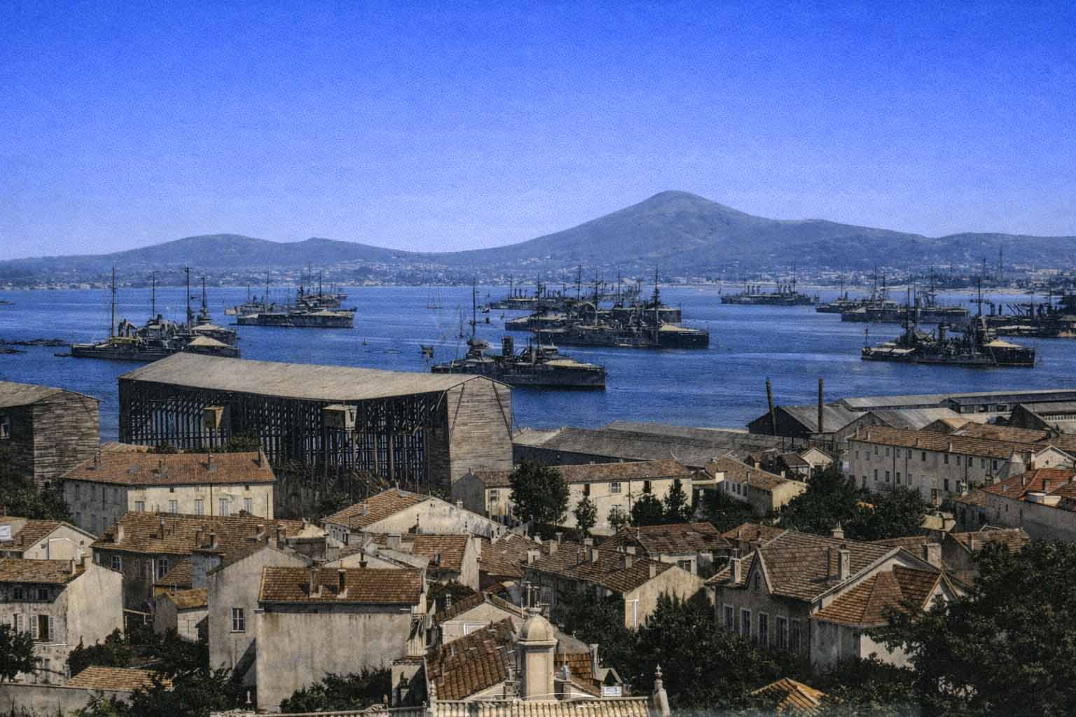 Montage d’images anciennes de Toulon restaurées et colorisées avec l’intelligence artificielle pour le projet Revoir Toulon l'arsenal